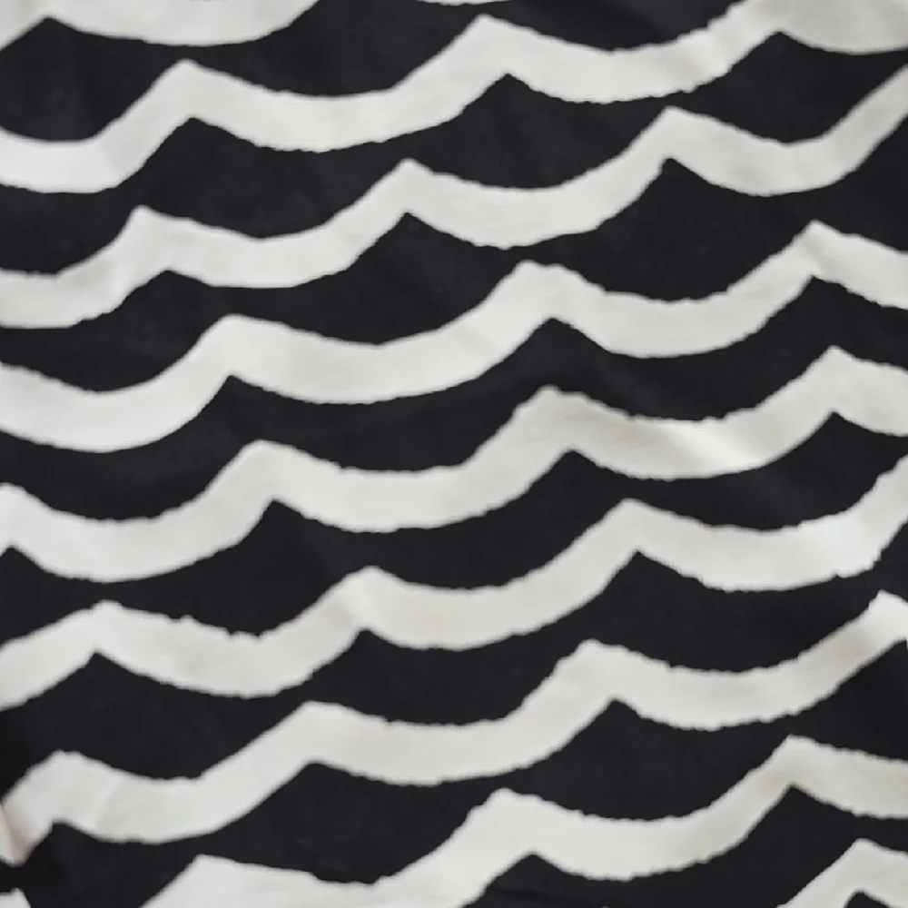 Seafolly Black and White Wave Pattern Rash guard Vest Top - Picture 4 of 14